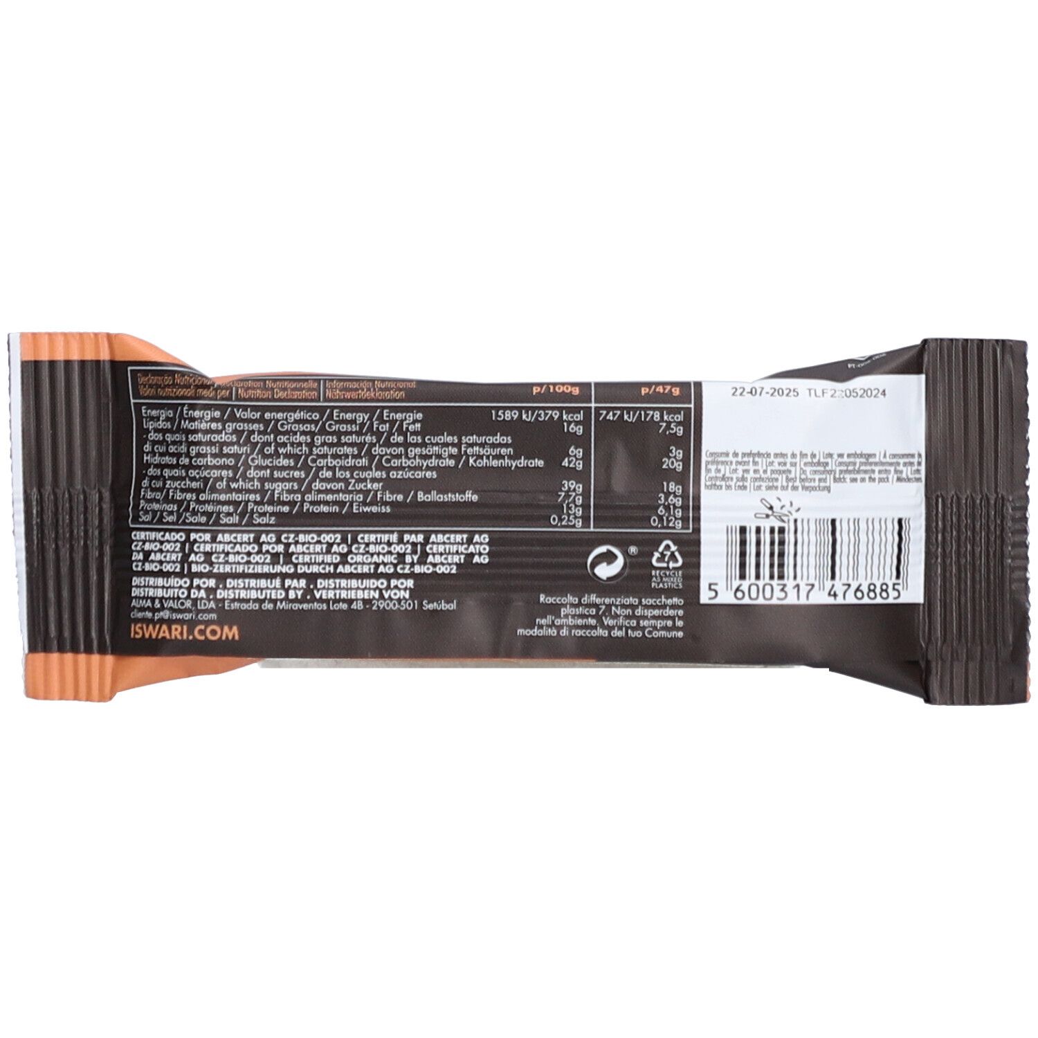 Rückseite der Proteinriegel-Verpackung. Enthält Nährwertangaben, Zertifizierungen und Barcode. Text in mehreren Sprachen.