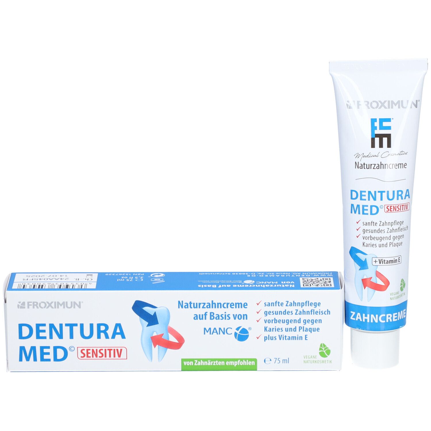 Zahnpasta-Tube und Schachtel. Tube: weiß, blaue Schrift. Schachtel: blau, weiß. Aufschrift: DENTURA MED SENSITIV, Naturzahncreme.