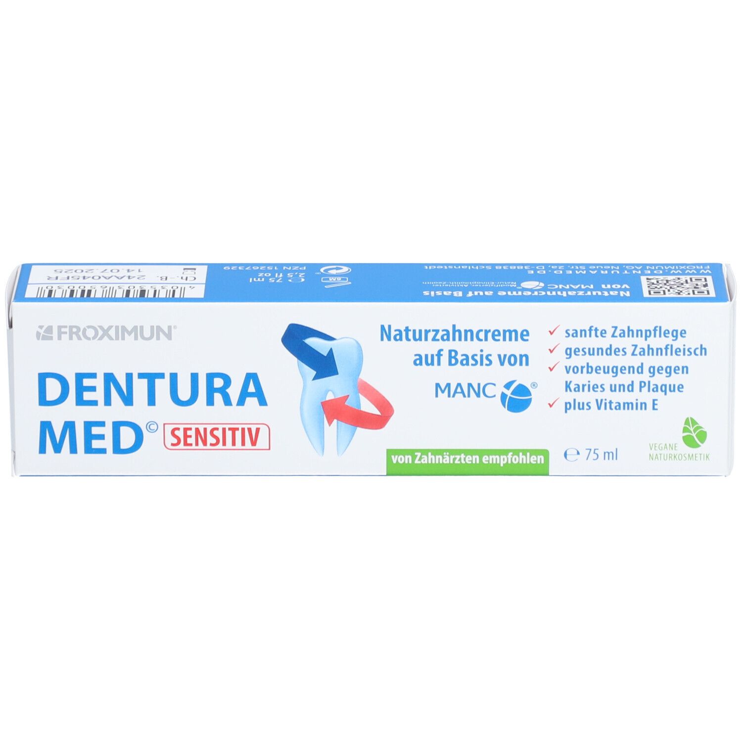 Blaue Schachtel mit weißer Schrift. Aufschrift: DENTURA MED SENSITIV, Naturzahncreme. Enthält Informationen und Logos.