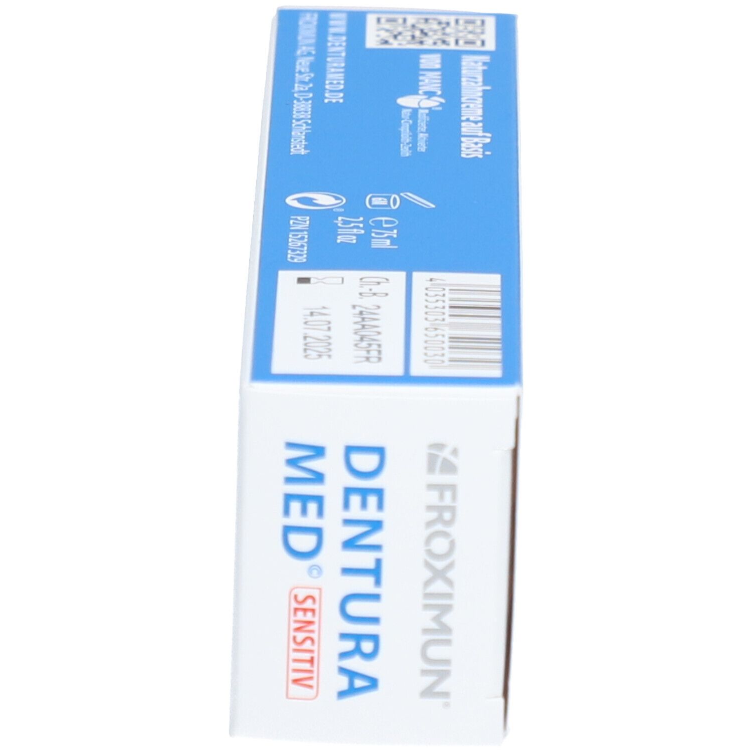 Seitenansicht einer blauen Schachtel. Aufschrift: DENTURA MED SENSITIV. Herstellerinformationen und Logos.