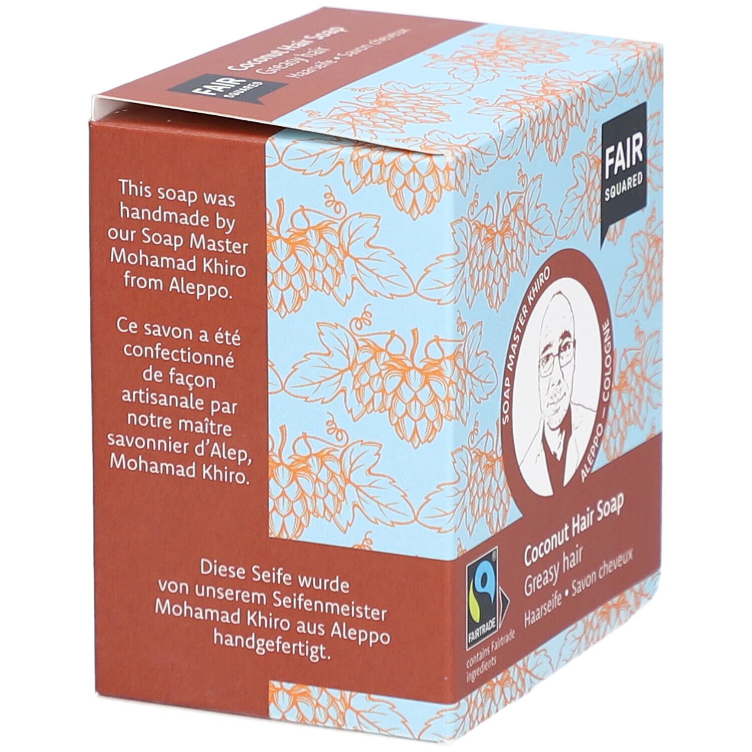 Karton mit FAIR SQUARED Haarseife Coco. Aufdruck: FAIR SQUARED, Soap Master Khiro, handgefertigt, Fairtrade-Siegel, Vegan-Siegel.
