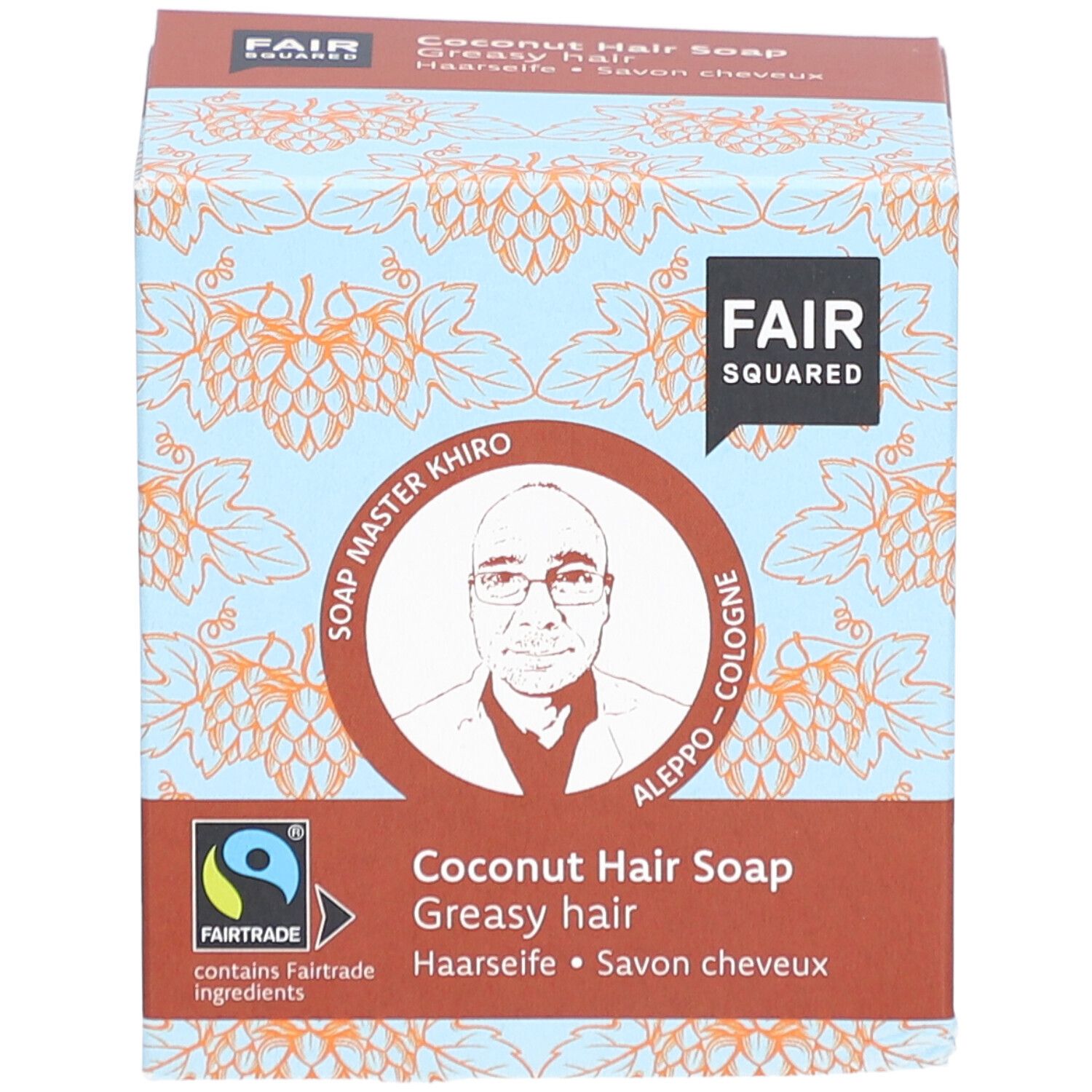 Karton mit FAIR SQUARED Haarseife Coco. Aufdruck: FAIR SQUARED, Soap Master Khiro, Fairtrade-Siegel, Kokosnuss Haarseife, für fettiges Haar.