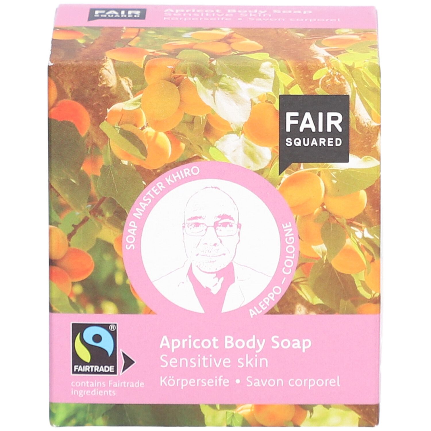 Vorderseite FAIR SQUARED Körperseife Aprikose für empfindliche Haut. Mit Bild von Aprikosen und Seifenmeister. Fairtrade-Siegel und Vegan-Logo.