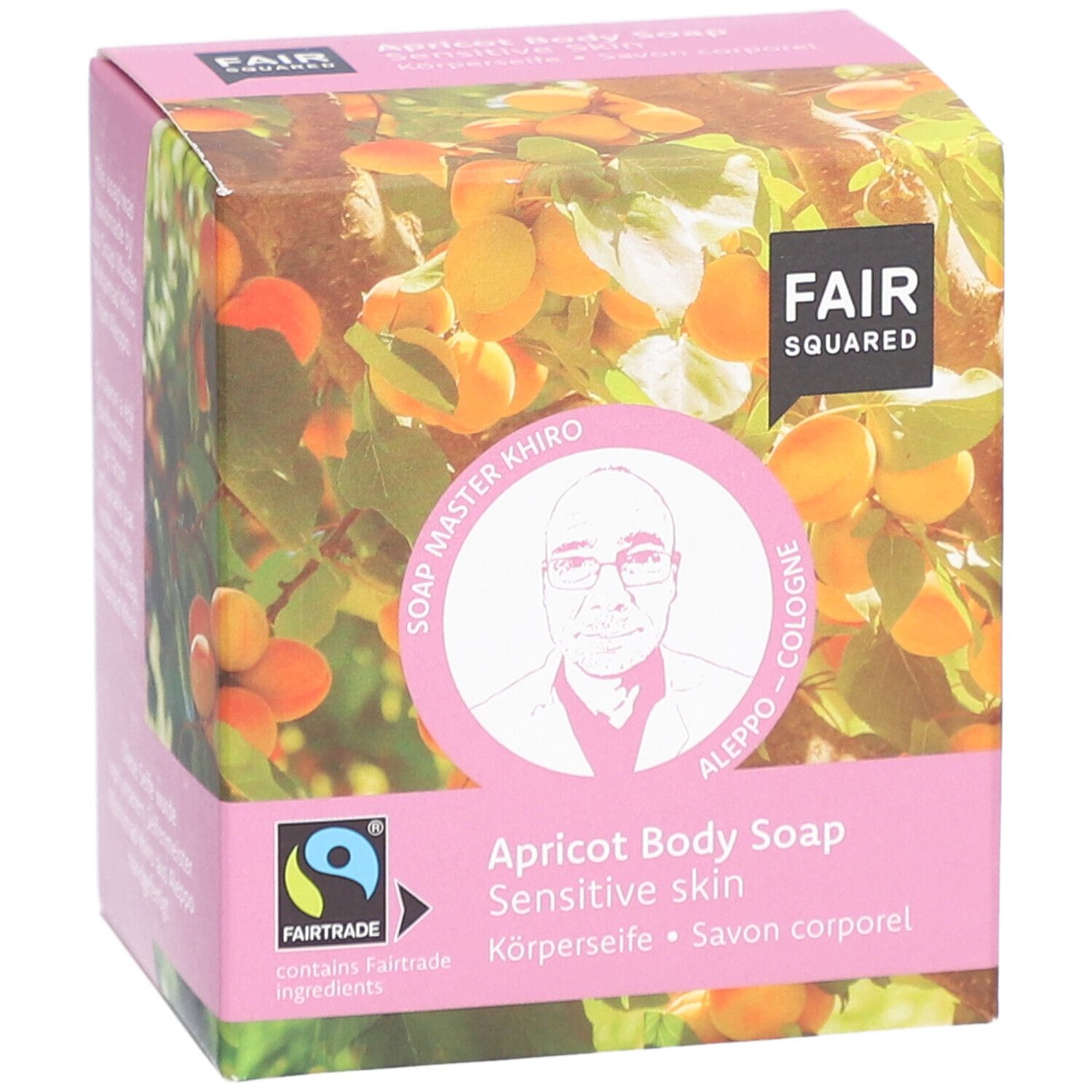 FAIR SQUARED Körperseife Aprikose für empfindliche Haut. Verpackung mit Aprikosenmotiv, Fairtrade-Siegel und Seifenmeister-Porträt.