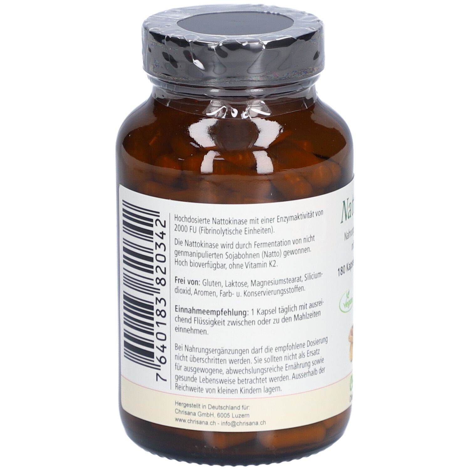 Rückseite einer braunen Glasflasche mit Kapseln. Etikett mit Produktinformationen und Barcode. Text: Nattokinase, 180 Kapseln. Hergestellt in Deutschland.