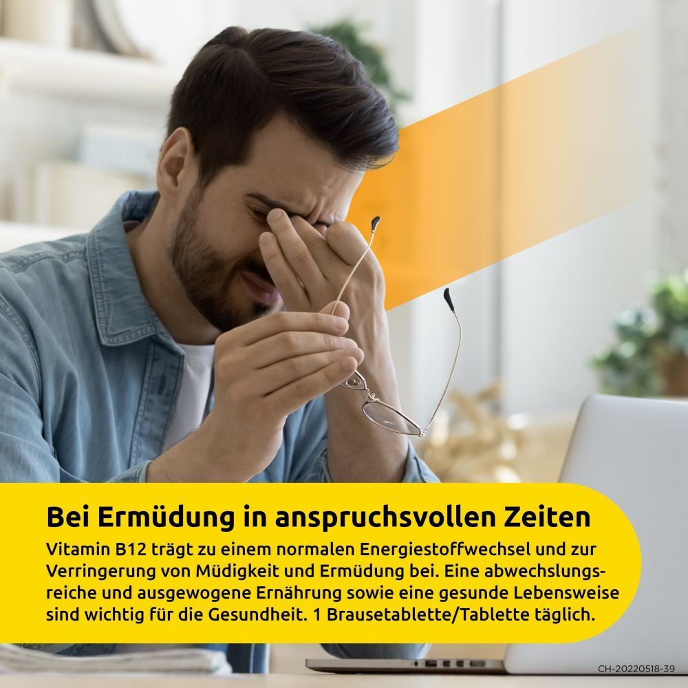 Mann hält sich die Augen. Text: "Bei Ermüdung in anspruchsvollen Zeiten". Gelber Hintergrund mit Text über Vitamin B12 und Ernährung.