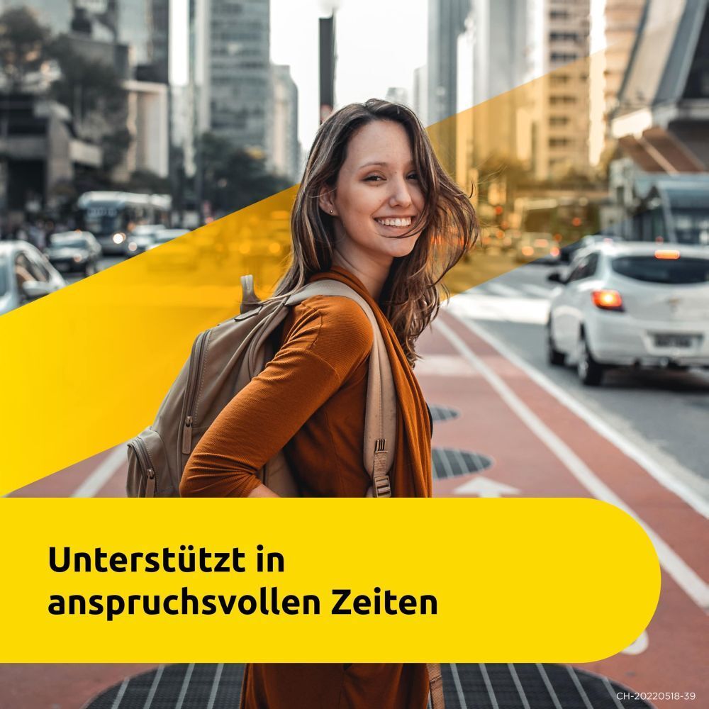 Frau geht über die Straße. Gelber Hintergrund mit Text: "Unterstützt in anspruchsvollen Zeiten".