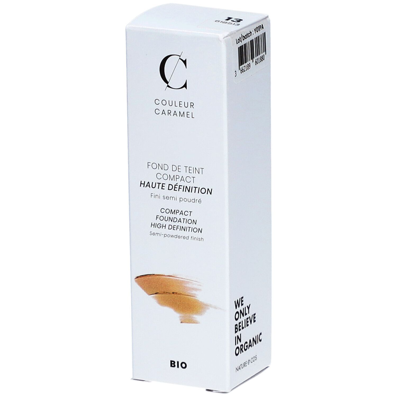 Fond de teint compact COULEUR CARAMEL, emballage blanc. Texte: Fond de Teint Compact Haute Définition. Finition semi-poudrée. Label Bio.