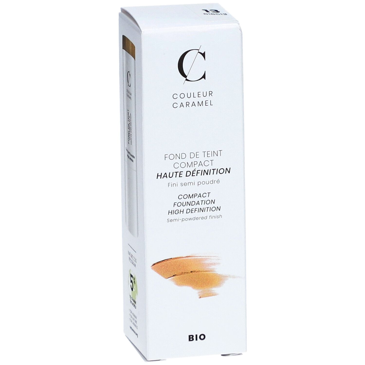 Stick de fond de teint COULEUR CARAMEL, emballage blanc. Texte: Fond de Teint Compact Haute Définition. Label Bio. 5% pour changer le monde.