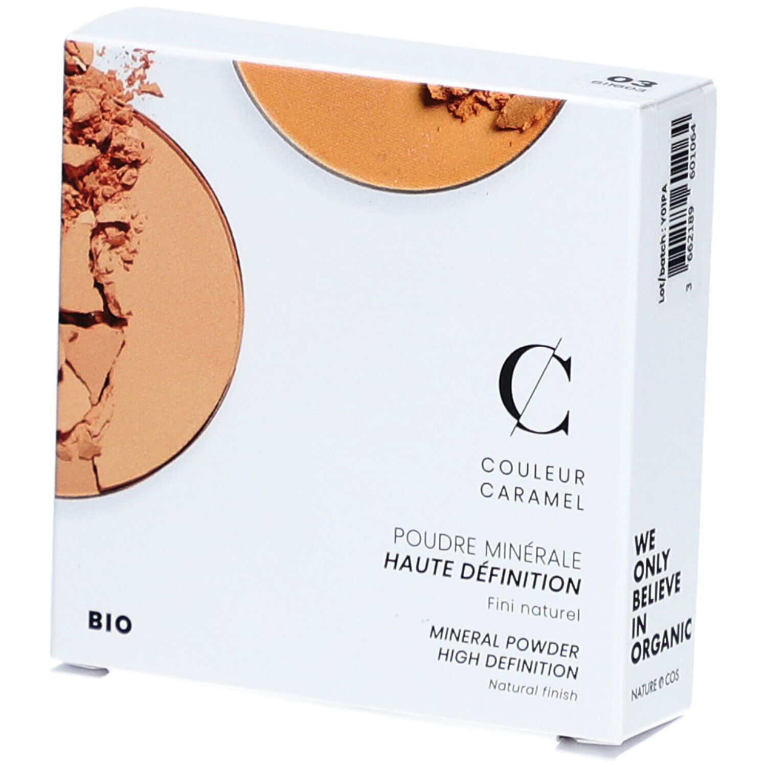Boîte blanche avec poudre minérale. Texte: COULEUR CARAMEL, POUDRE MINÉRALE HAUTE DÉFINITION, BIO.