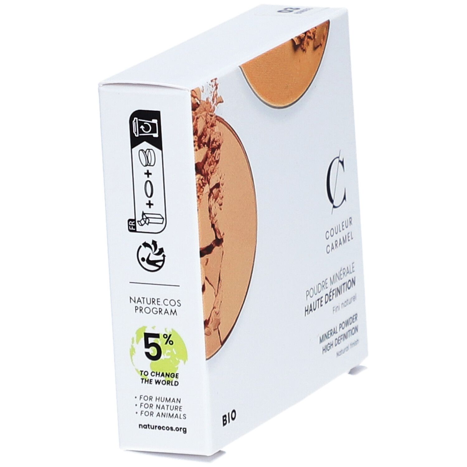 Boîte blanche avec texte et logo. Texte: COULEUR CARAMEL, POUDRE MINÉRALE HAUTE DÉFINITION, BIO. Logo: NATURE COS PROGRAM.