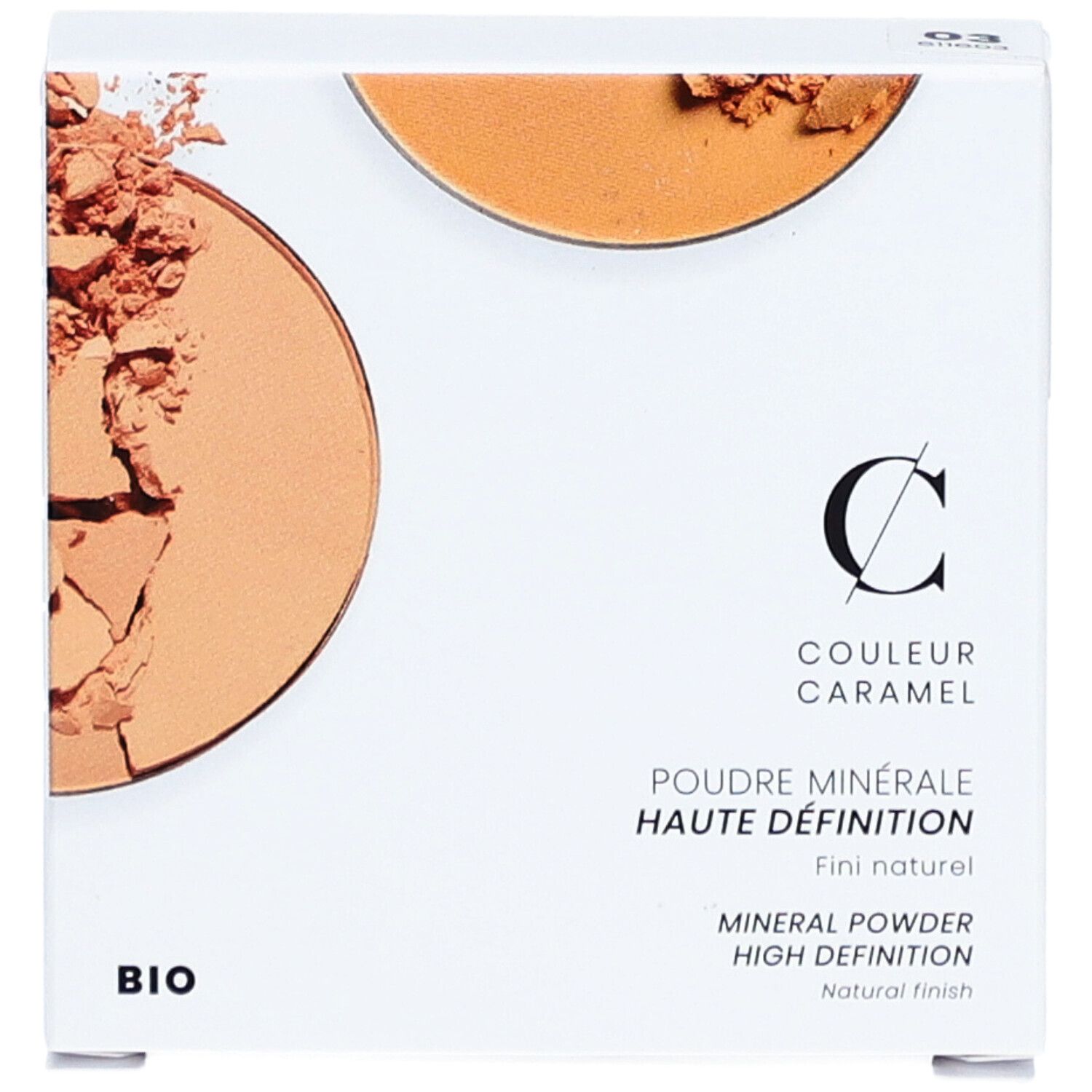 Boîte blanche avec poudre minérale. Texte: COULEUR CARAMEL, POUDRE MINÉRALE HAUTE DÉFINITION, BIO.
