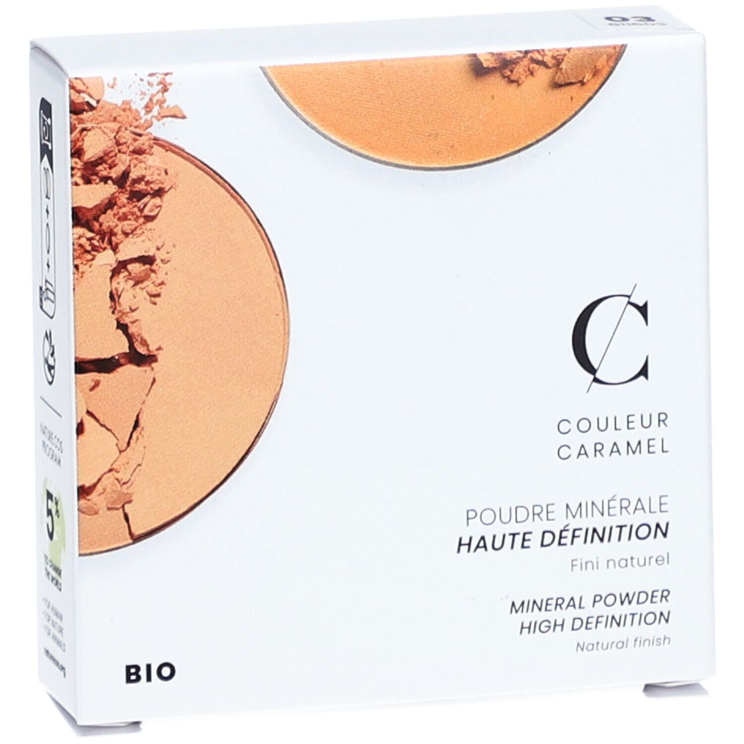 Boîte blanche avec texte et logo. Texte: COULEUR CARAMEL, POUDRE MINÉRALE HAUTE DÉFINITION, BIO. Logo: NATURE COS PROGRAM.