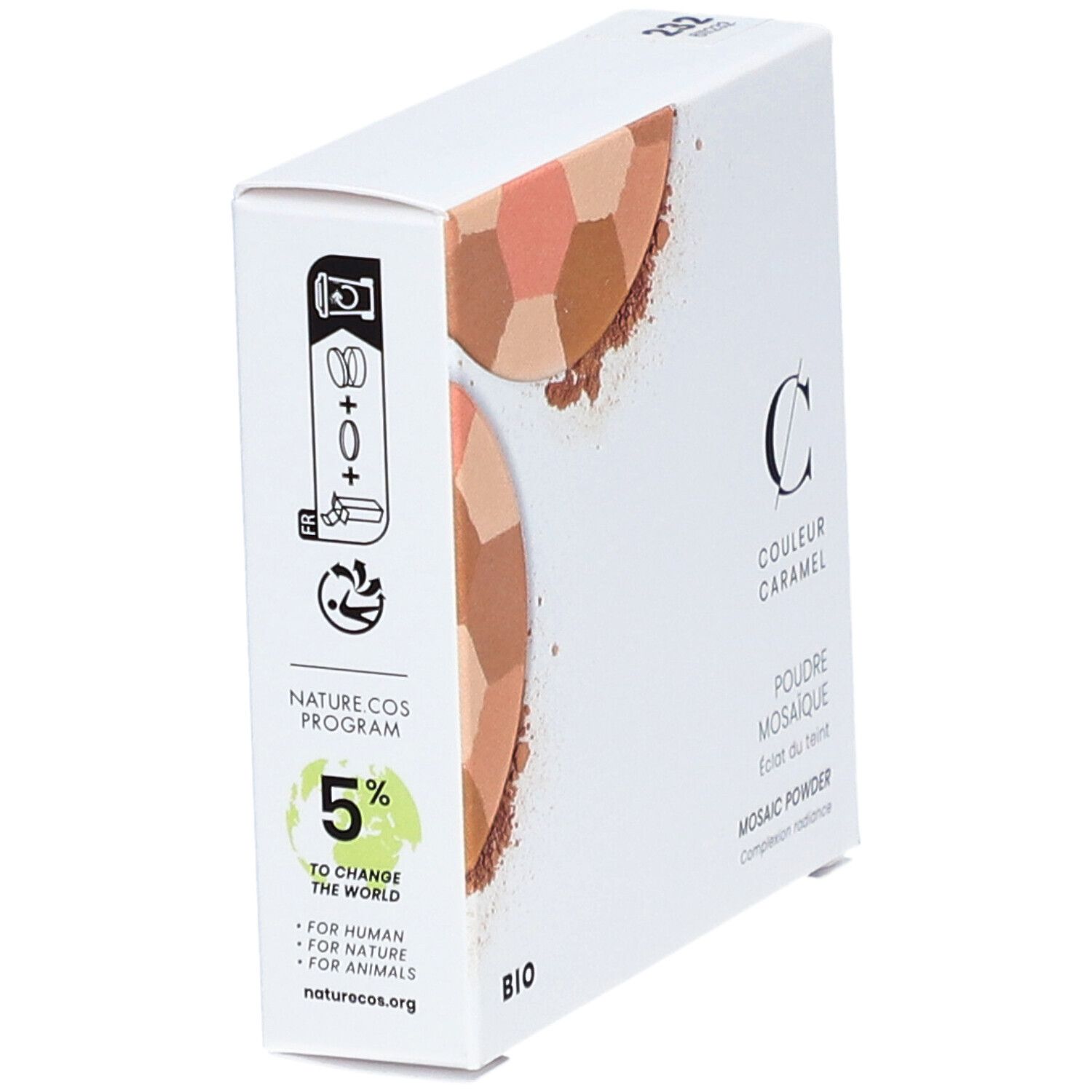 Weiße Verpackung mit Mosaikpuder. Marke COULEUR CARAMEL, BIO-Logo. Naturkosmetik-Programm. Text: Poudre Mosaïque, Eclat du teint, Mosaic Powder.