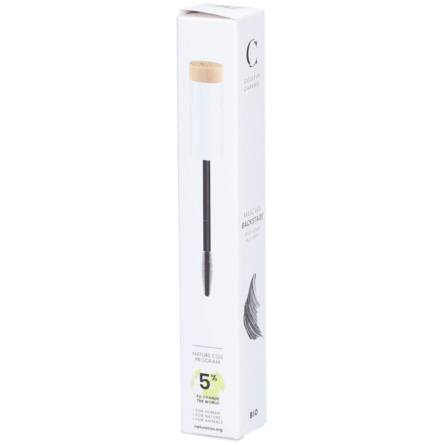 Weiße Verpackung mit Mascara-Stift-Illustration. Marke: COULEUR CARAMEL. Text: MASCARA BACKSTAGE. 5% für die Welt.
