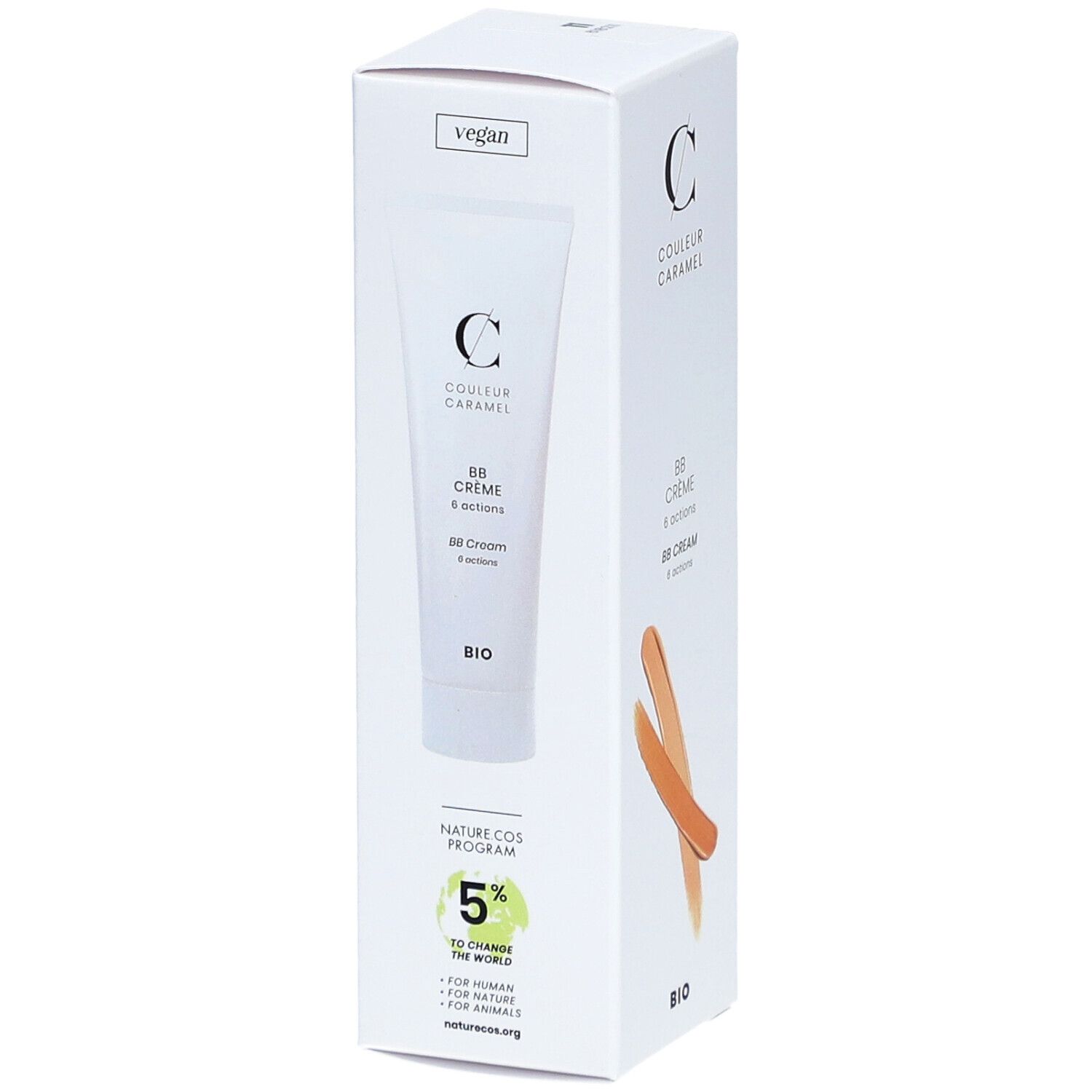 Tube blanc dans emballage blanc. Inscription: COULEUR CARAMEL, BB Crème 6 actions, BIO. Logo vegan. Programme cosmétiques naturels.