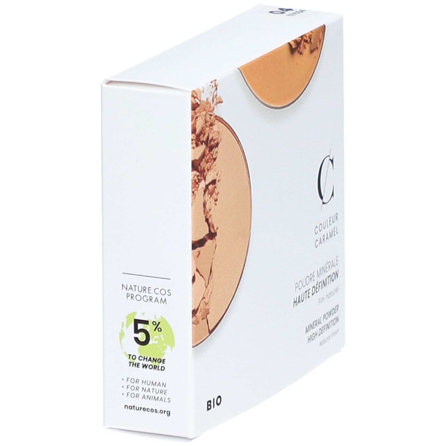 Boîte blanche avec poudre minérale. Inscription: COULEUR CARAMEL, Poudre Minérale Haute Définition, BIO. 5% pour le monde.