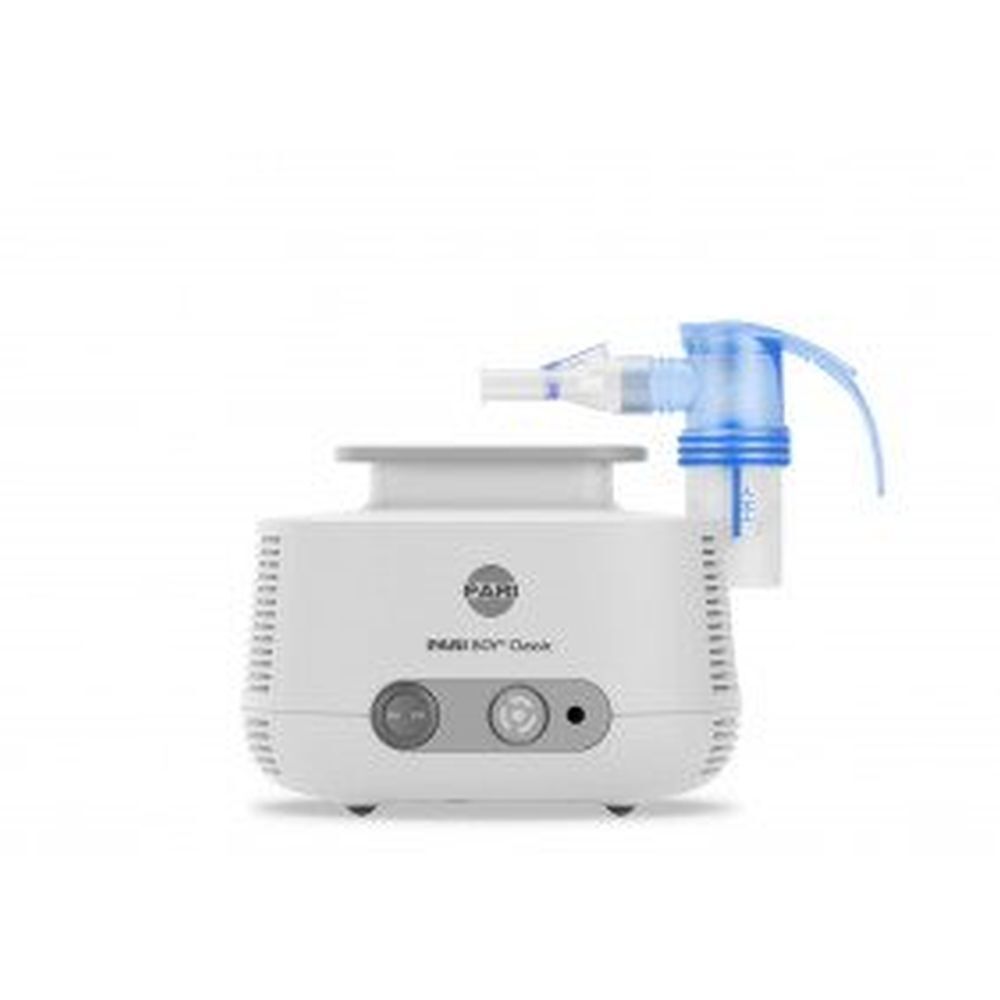 Inhalationsgerät mit blauem Mundstück. Weißes Gehäuse mit zwei Knöpfen. PARI-Logo.