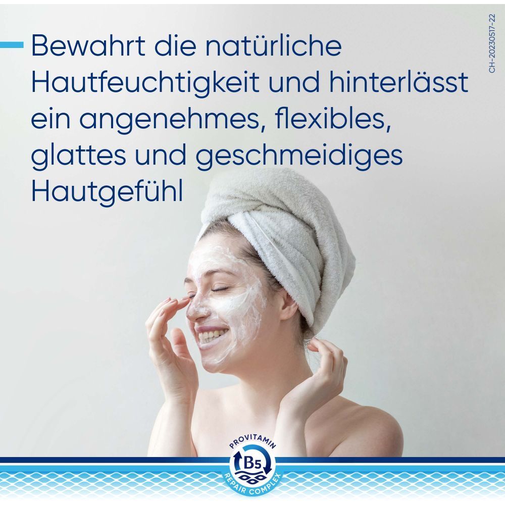 Personne avec une serviette, applique une crème pour le visage. Texte : Préserve l'hydratation naturelle de la peau et laisse une sensation agréable.