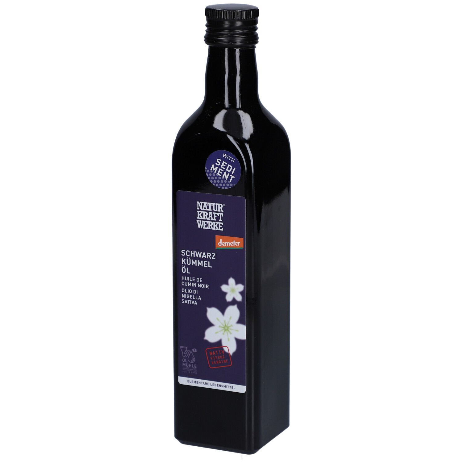 Schwarze Glasflasche mit schwarzem Deckel. Etikett mit Produktbezeichnung und Demeter-Siegel. Mit Sediment.
