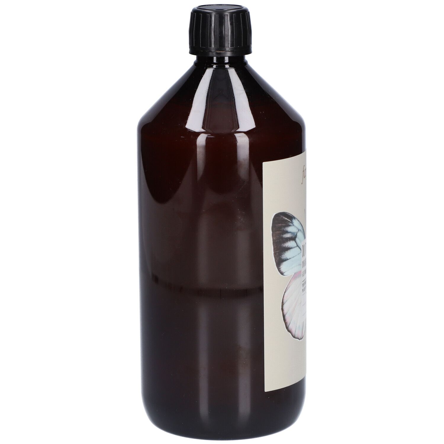 Braune Flasche mit schwarzem Deckel. Aufkleber mit Schmetterling. Produktetikett teilweise sichtbar.