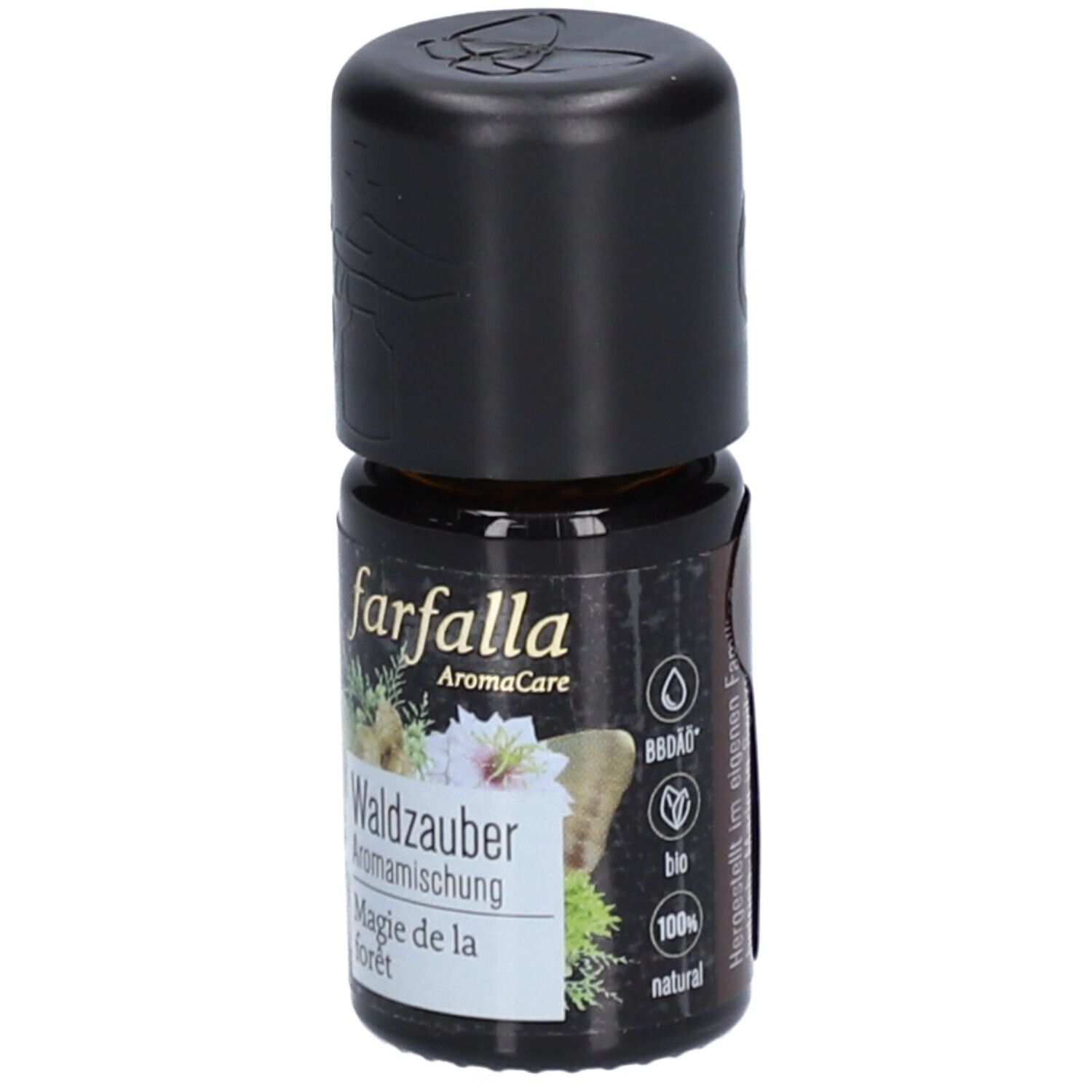 Braune Glasflasche mit schwarzem Deckel. Aufschrift: farfalla AromaCare, Waldzauber Aromamischung, Magie de la forêt. Bio-Siegel.