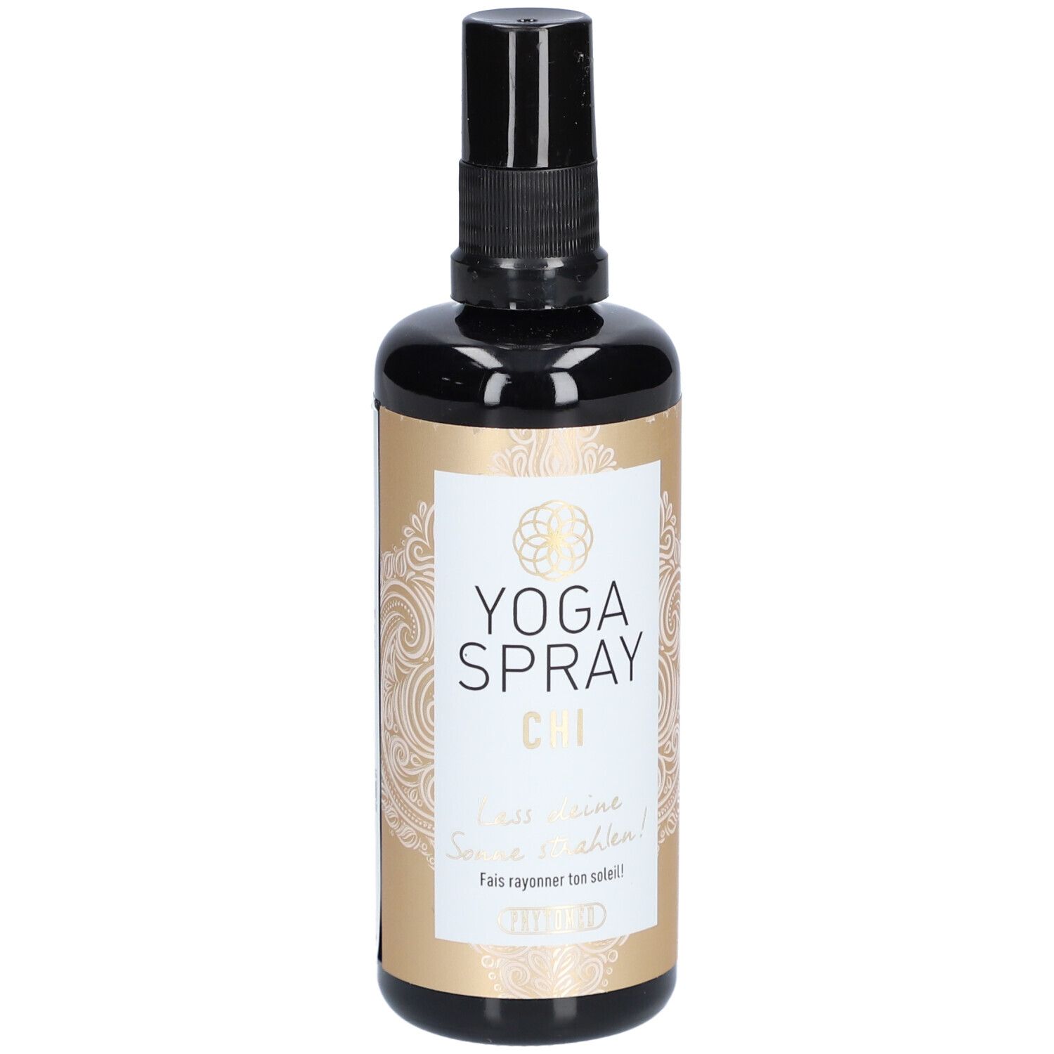 Braune Glasflasche mit schwarzem Sprühkopf. Etikett mit goldfarbenem Muster und Text: YOGA SPRAY CHI. "Lass deine..."
