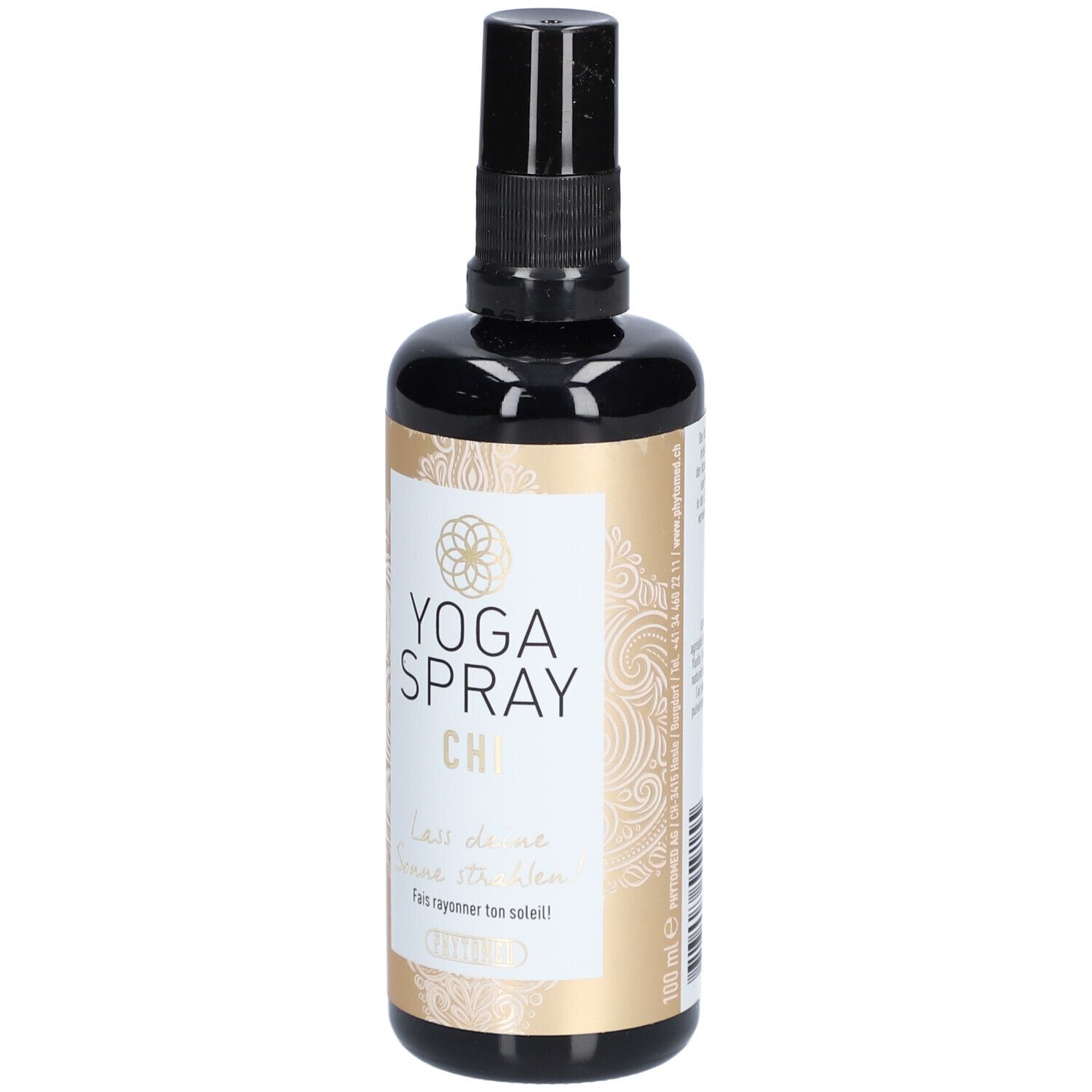 Braune Glasflasche mit schwarzem Sprühkopf. Etikett mit goldfarbenem Muster und Text: YOGA SPRAY CHI. "La danse..."