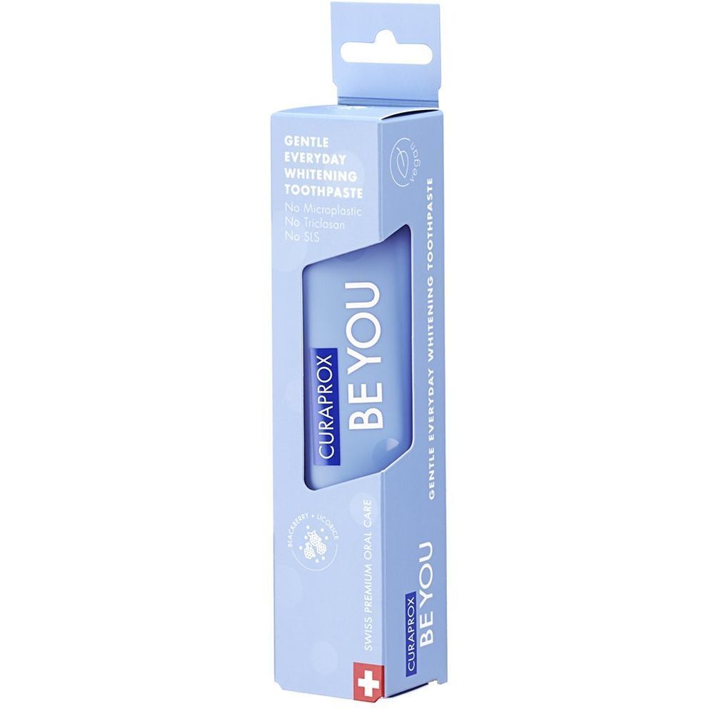 Dentifrice dans un emballage bleu clair. Nom du produit : BE YOU. Marque : CURAPROX. Inscription : Gentle Everyday Whitening Toothpaste. Croix suisse.