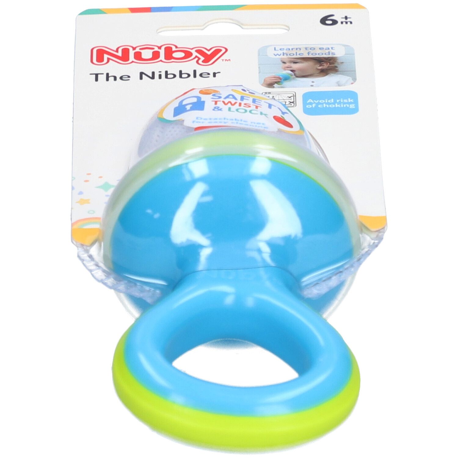 NUBY, tétine à fruits, bleu-vert. Plastique, avec poignée. Emballé dans un blister. Inscription : "The Nibbler", "SAFE TWIST & LOCK".