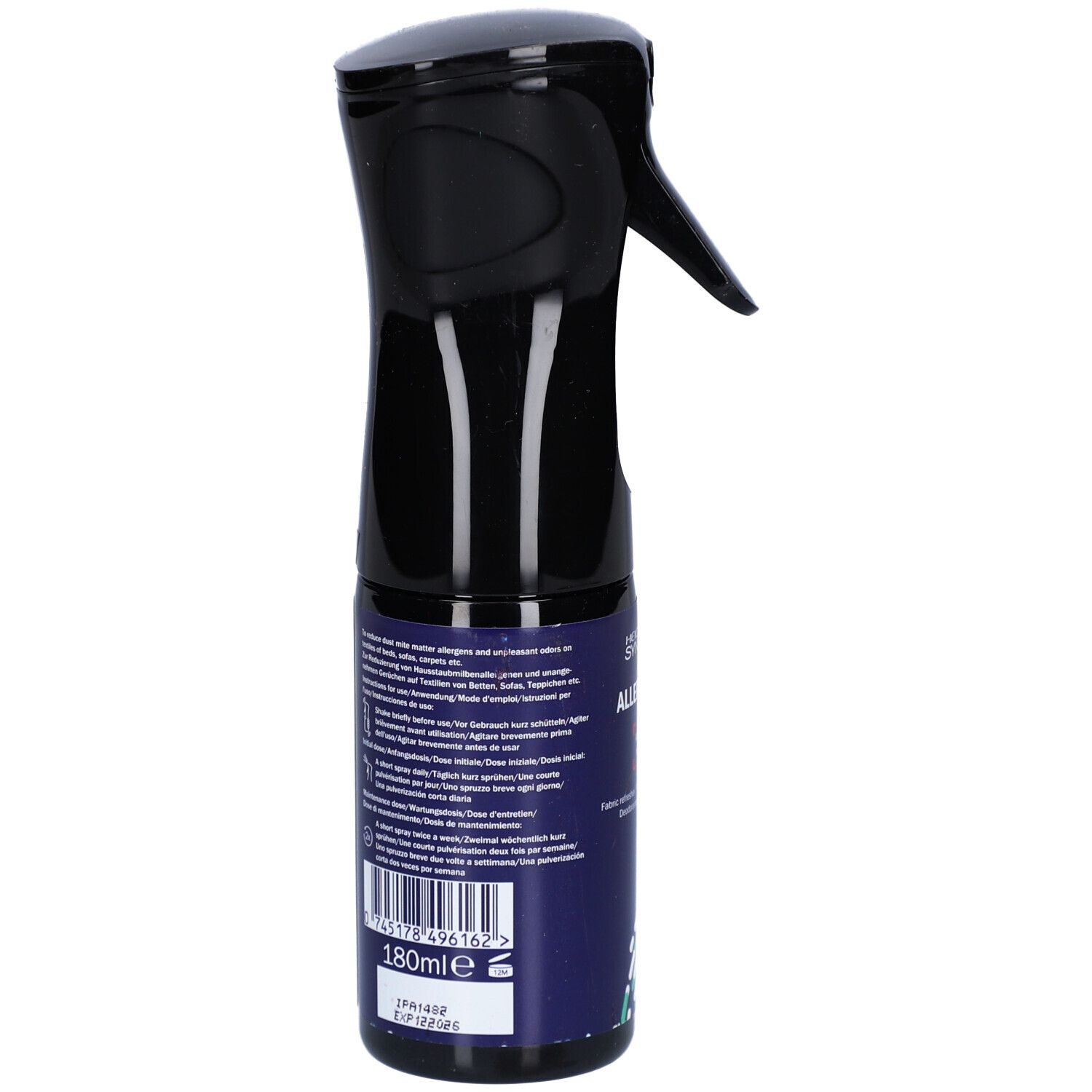 Blaue Sprühflasche mit schwarzem Sprühkopf. Aufschrift: HEIQ SYNBIO CLEAN ALLERGEN SPRAY. 180 ml. Seitenansicht.