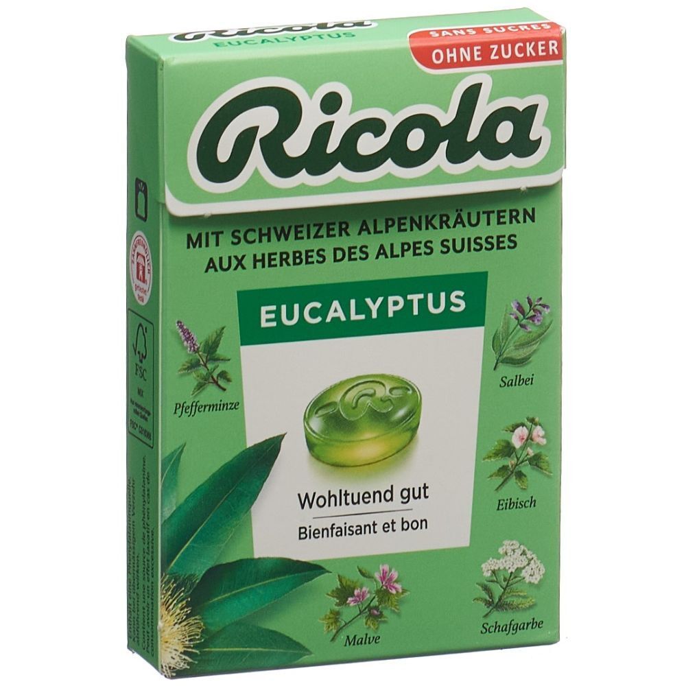 Boîte verte de bonbons Ricola Eukalyptus sans sucre. Inscription: Sans sucre. Illustration d'herbes et d'un bonbon.