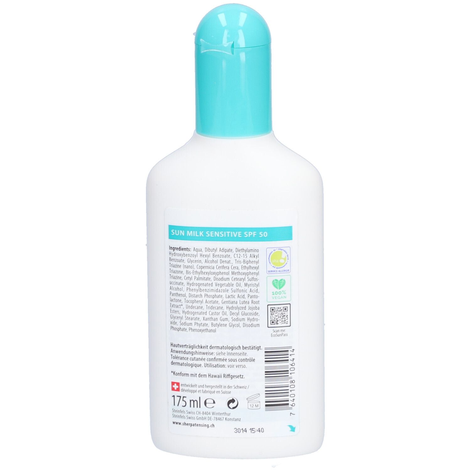 Rückseite einer weißen Flasche mit türkisfarbenem Deckel. Aufschrift: SUN MILK SENSITIVE SPF 50. Inhaltsstoffe und Logos.