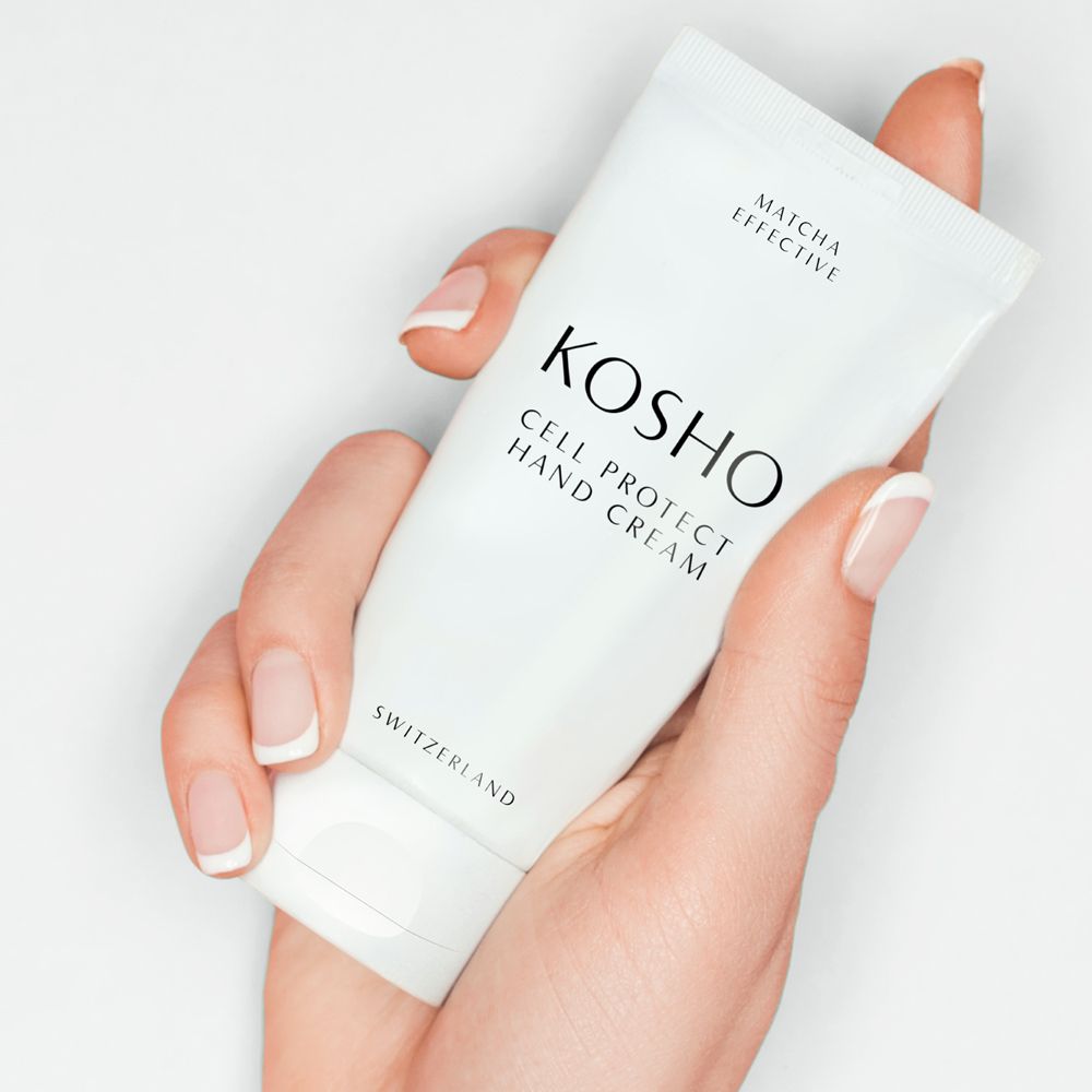 Hand hält weiße Tube KOSHO Cell Protect Hand Cream. Text: Matcha Effective, Switzerland.