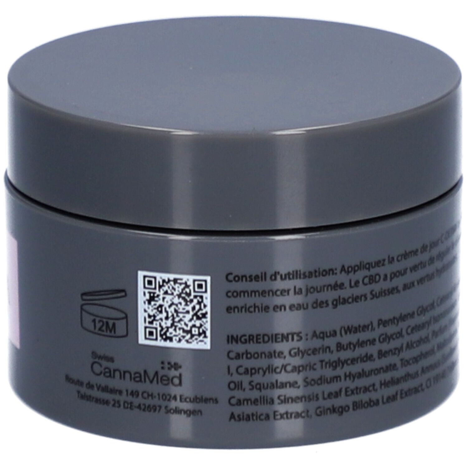 Dunkelgrauer Tiegel mit Deckel. Text: Anwendungshinweise. Inhaltsstoffe. 12M-Symbol. CannaMed-Adresse. QR-Code.