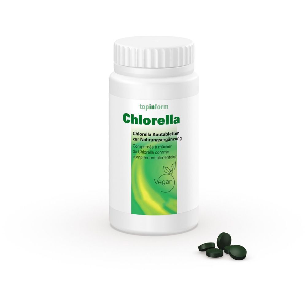 Weiße Flasche mit grünem Etikett. Aufschrift: topinform Chlorella. Tabletten daneben.