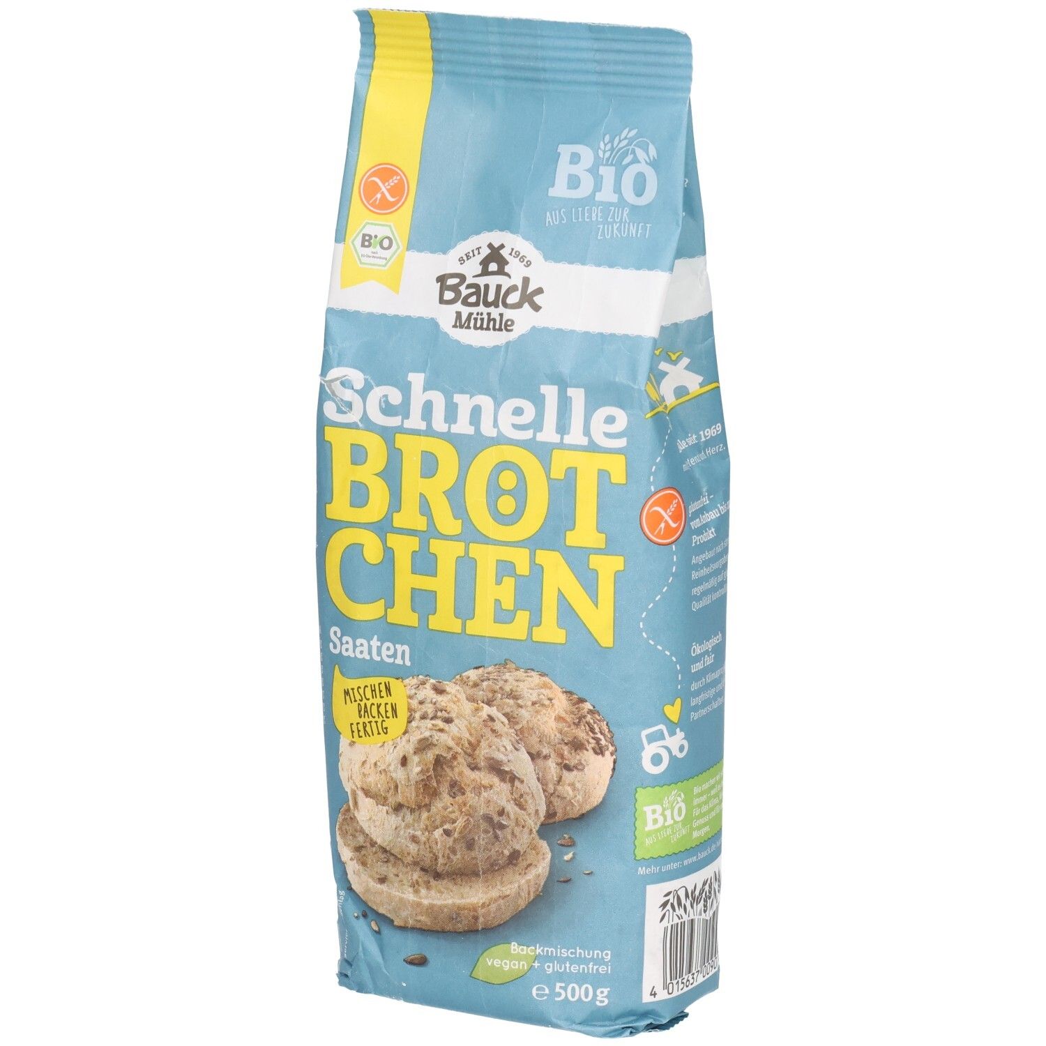 Hellblaue Verpackung mit Aufschrift "Schnelle Brötchen Saaten". Bio-Siegel und glutenfrei-Symbol. Abbildung von Brötchen mit Saaten.