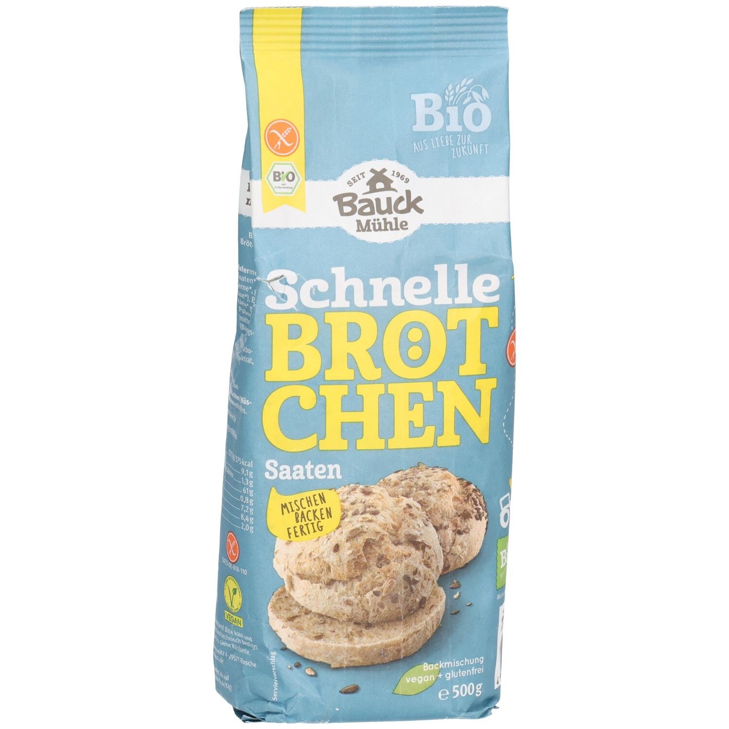 Hellblaue Verpackung mit Aufschrift "Schnelle Brötchen Saaten". Bio-Siegel und glutenfrei-Symbol. Abbildung von Brötchen mit Saaten.