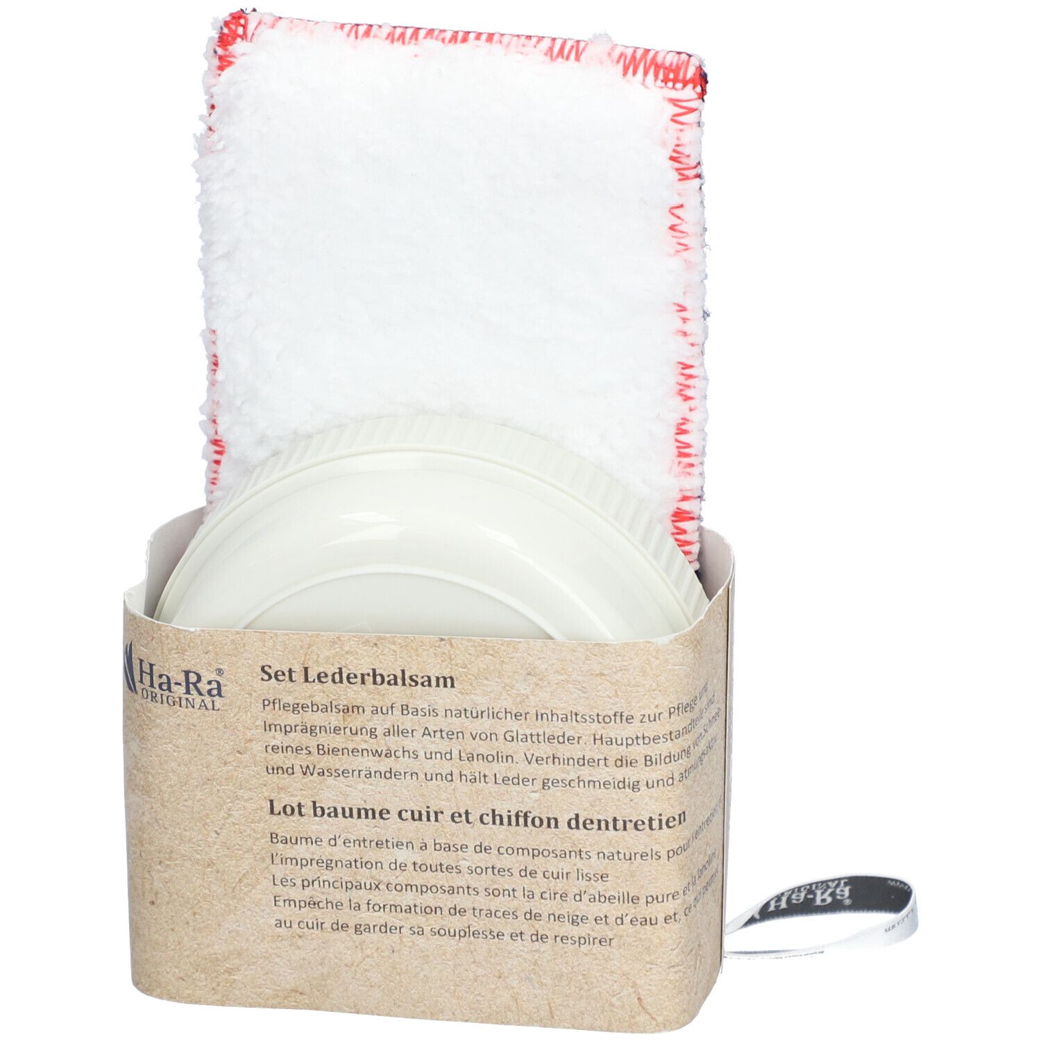Set Lederbalsam mit Pflegetuch. Behälter mit Balsam und Tuch. Tuch mit blau-weißem Muster und rotem Rand. Verpackung aus Papier.