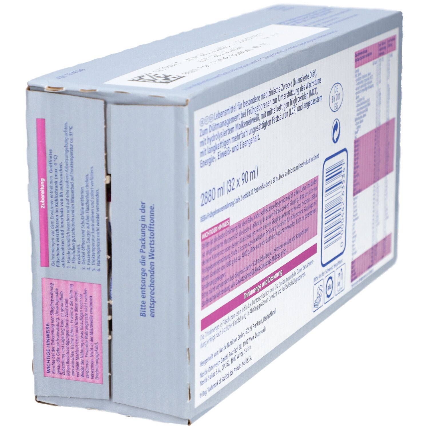 Karton mit NESTLÉ BEBA Frühgeborenen-Nahrung. Schräge Ansicht der Rückseite. Text und Barcode.