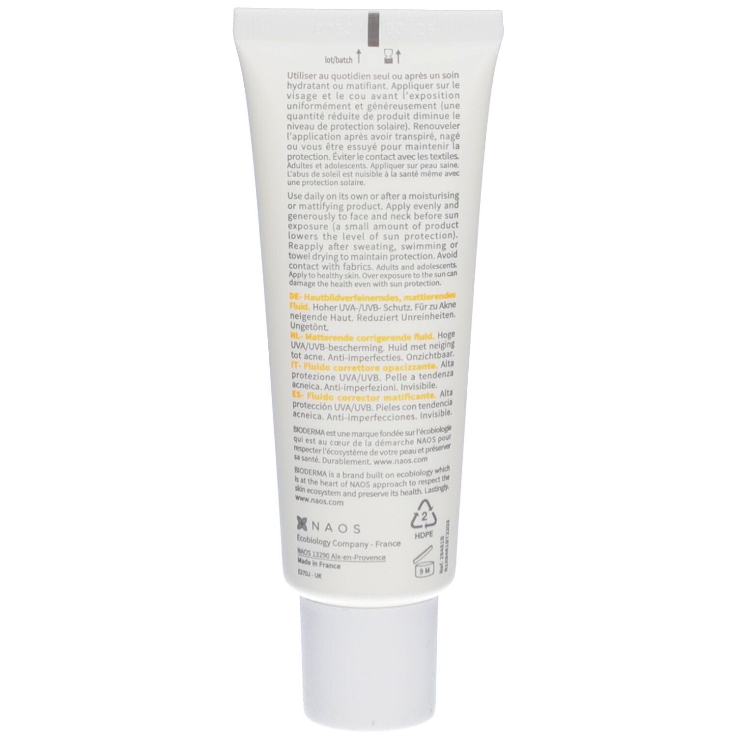 Rückseite der weißen Tube BIODERMA Photoderm AKN Mat SPF30. Text in mehreren Sprachen. Weiße Kappe.