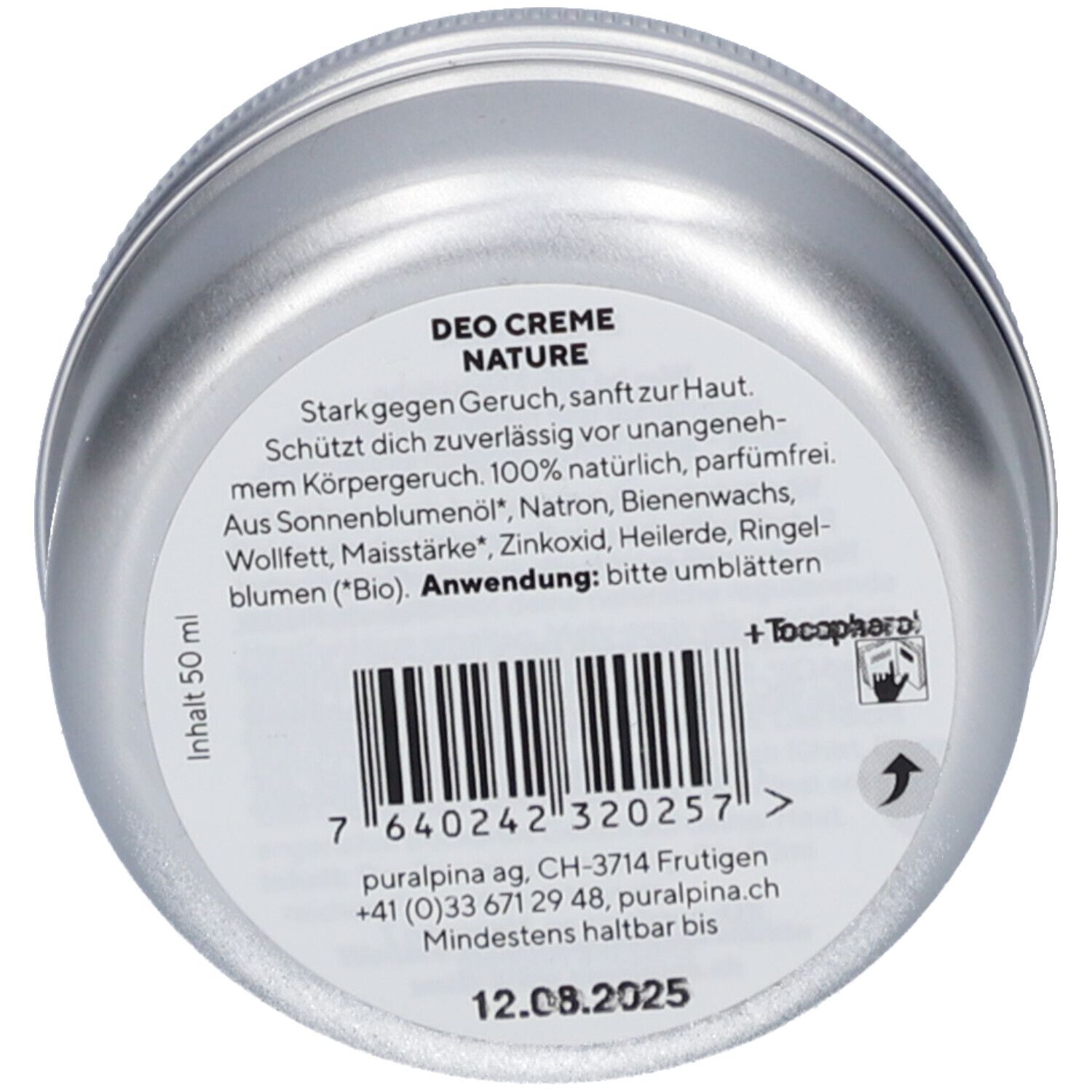 Runde Dose, Rückseite. Text mit Inhaltsangaben, Barcode, Mindesthaltbarkeitsdatum und Herstellerinformationen. Enthält 50 ml.