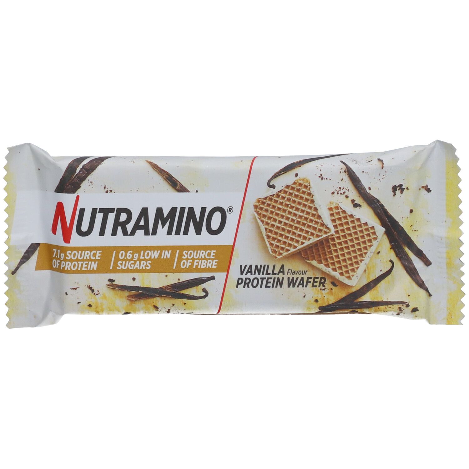Verpackung mit Protein-Waffel. Aufschrift NUTRAMINO, Vanillegeschmack, 73% Proteinquelle, 0,6g Zucker, Ballaststoffquelle. Waffelstückchen.