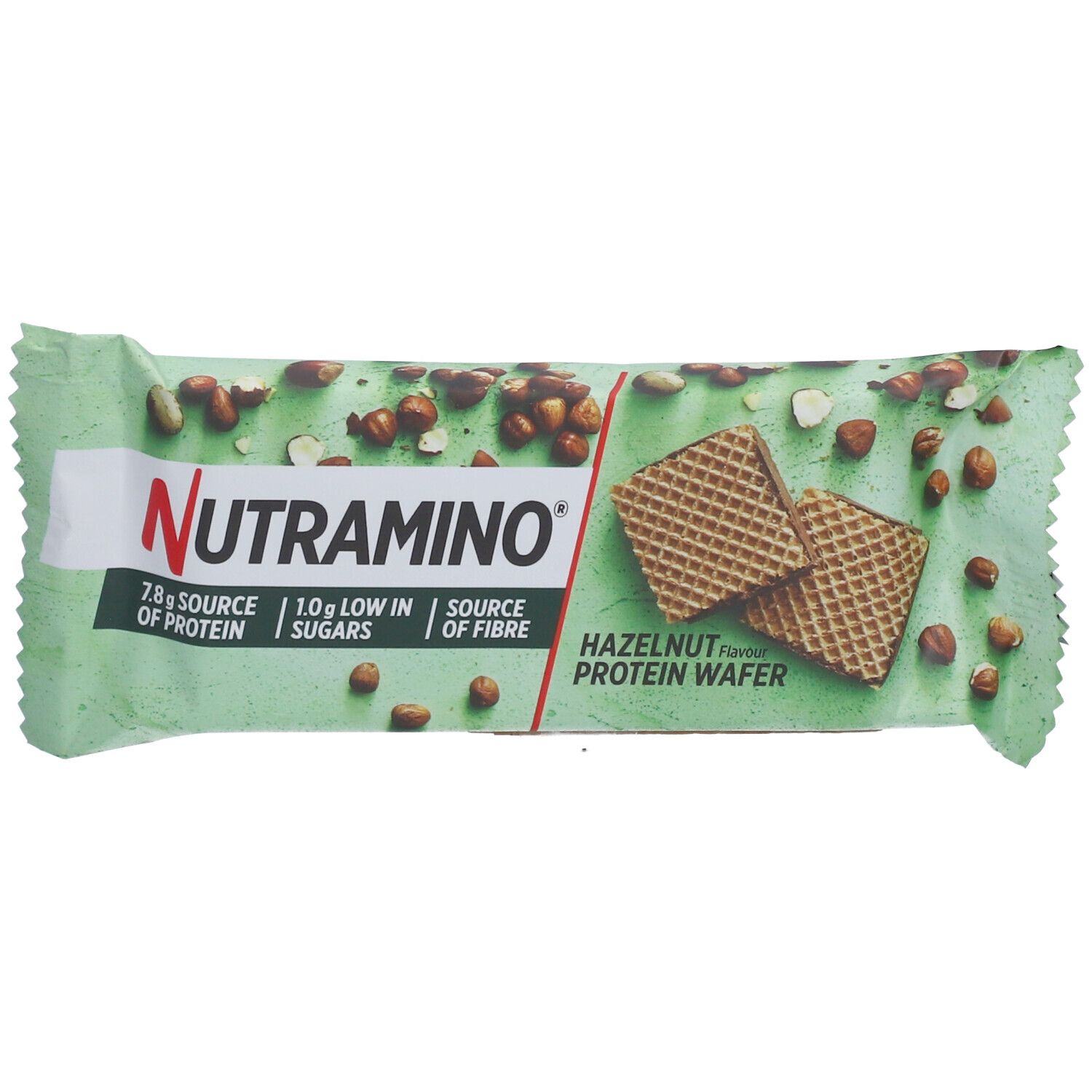 NUTRAMINO Proteinwaffel, Haselnussgeschmack, in grüner Verpackung. Enthält 7,8g Protein, 10g Zucker, und Ballaststoffe. Waffelstück abgebildet.
