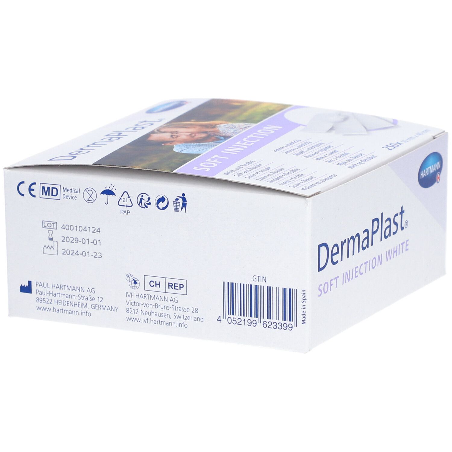 Rückseite der weißen "Dermaplast"-Box. Enthält Informationen wie CE-Kennzeichnung, Chargennummer und Herstelleradresse.