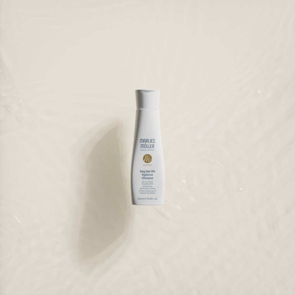 Weißes Shampoo-Fläschchen mit weißem Deckel. Aufschrift: Marlies Möller, Lang-Haar-Life Shampooing Hyaluron.