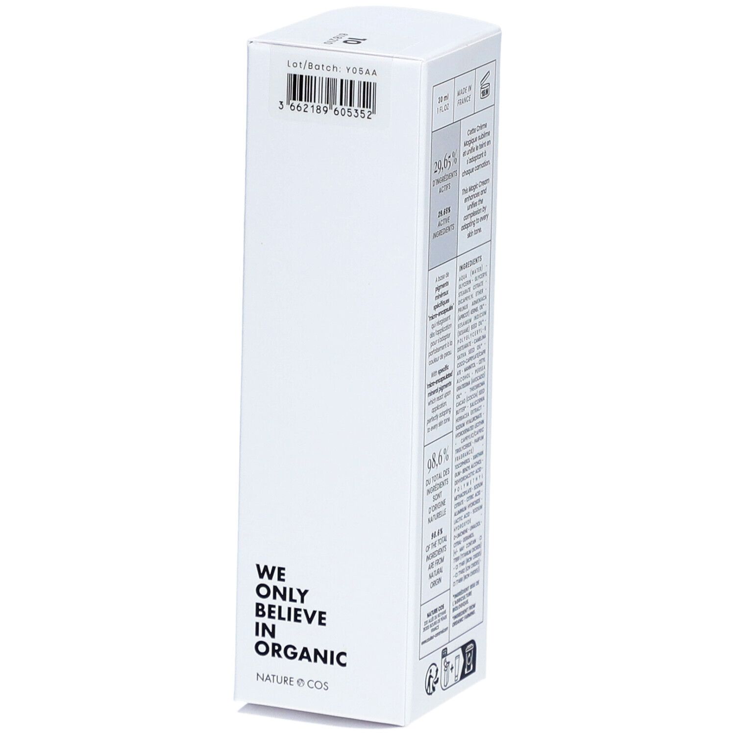 Boîte blanche avec texte: WE ONLY BELIEVE IN ORGANIC. Code-barres et numéro de lot.