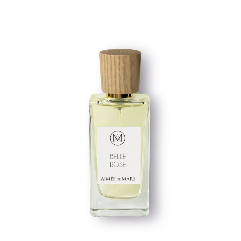 Aimée de Mars Belle Rose Eau de Parfum Flakon. Rechteckige Glasflasche mit Holzverschluss. Weißes Etikett mit Logo und Schriftzug.