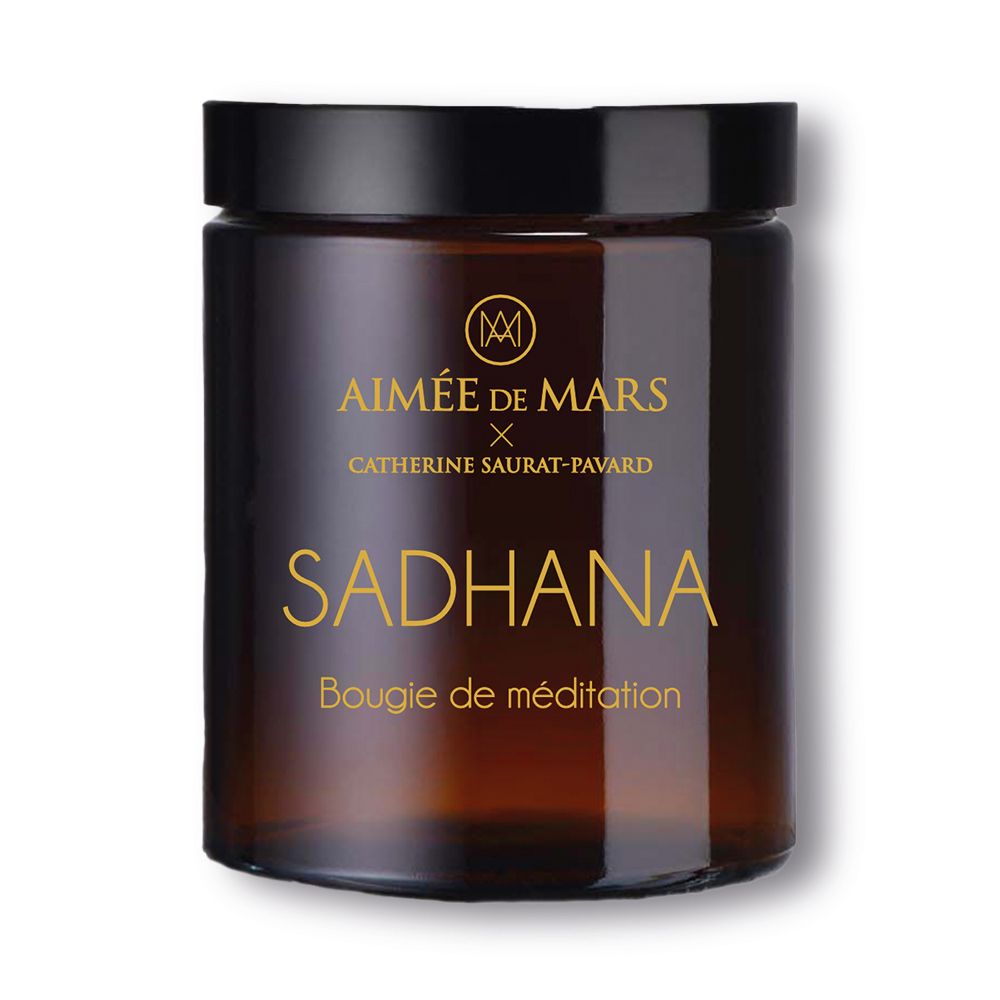 Braune Kerze mit schwarzem Deckel. Aufschrift: AIMÉE DE MARS, SADHANA, Bougie de méditation.