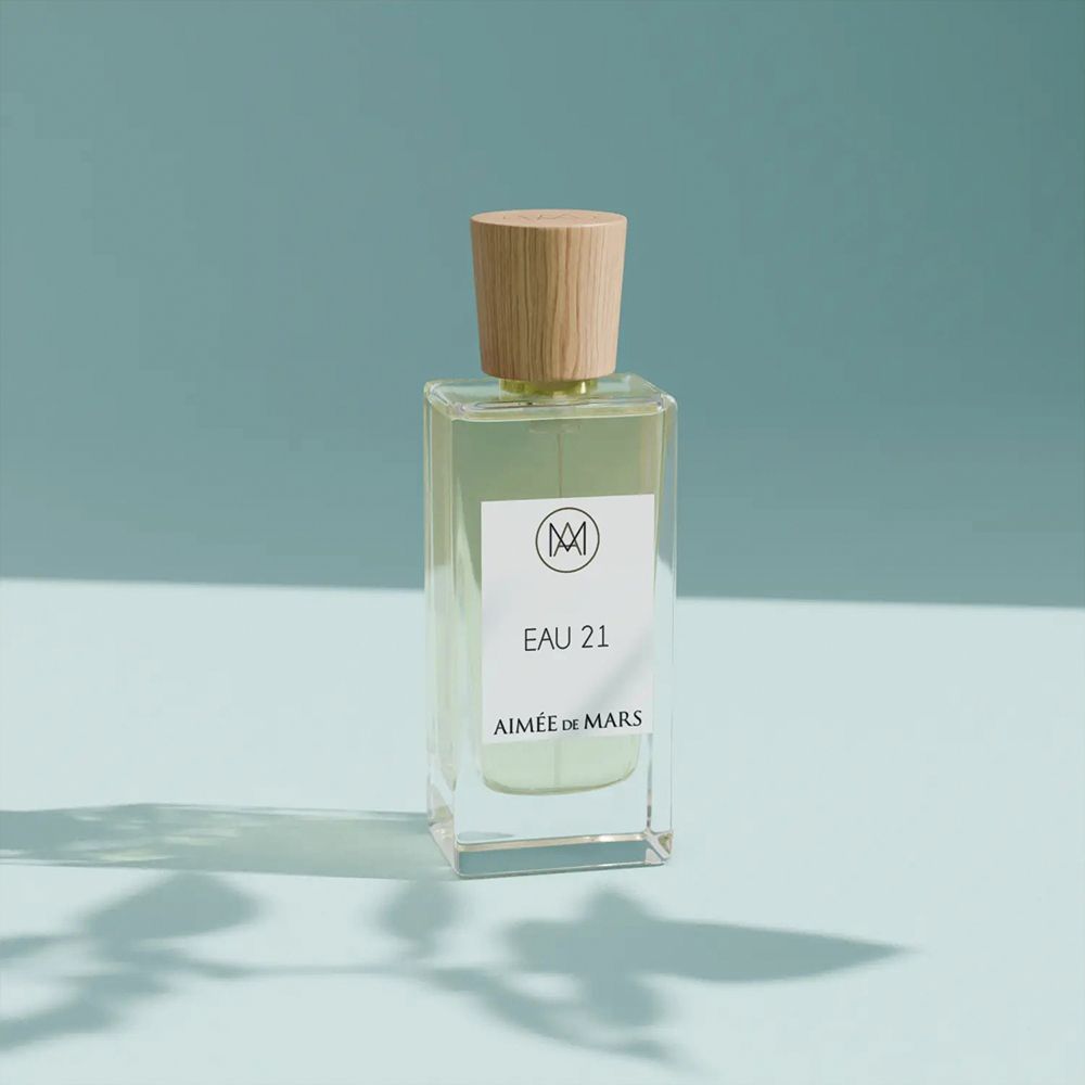 Parfümflasche mit Holzverschluss. Aufkleber mit Logo, "EAU 21" und "Aimée de Mars".